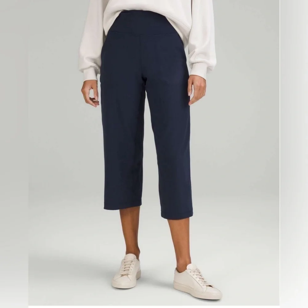 NWT Lululemon Align High-Rise Wide Leg Crop 23"
True Navy Size 2 - Picture 2 of 14